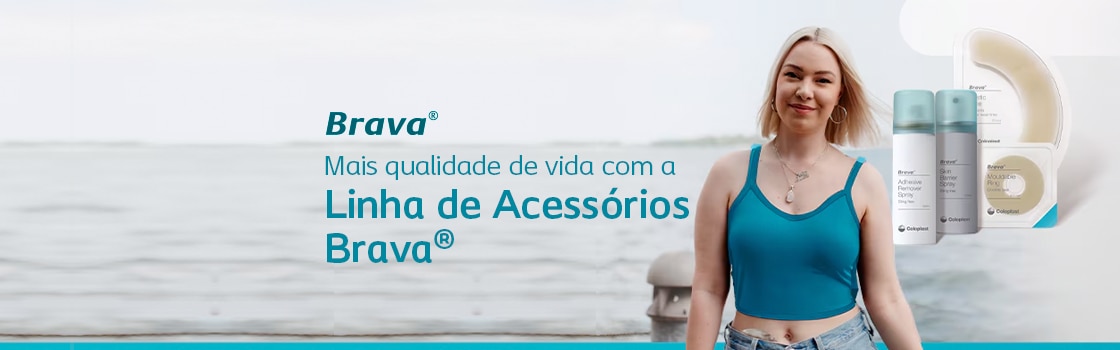 Rapariga com um estoma a sorrir